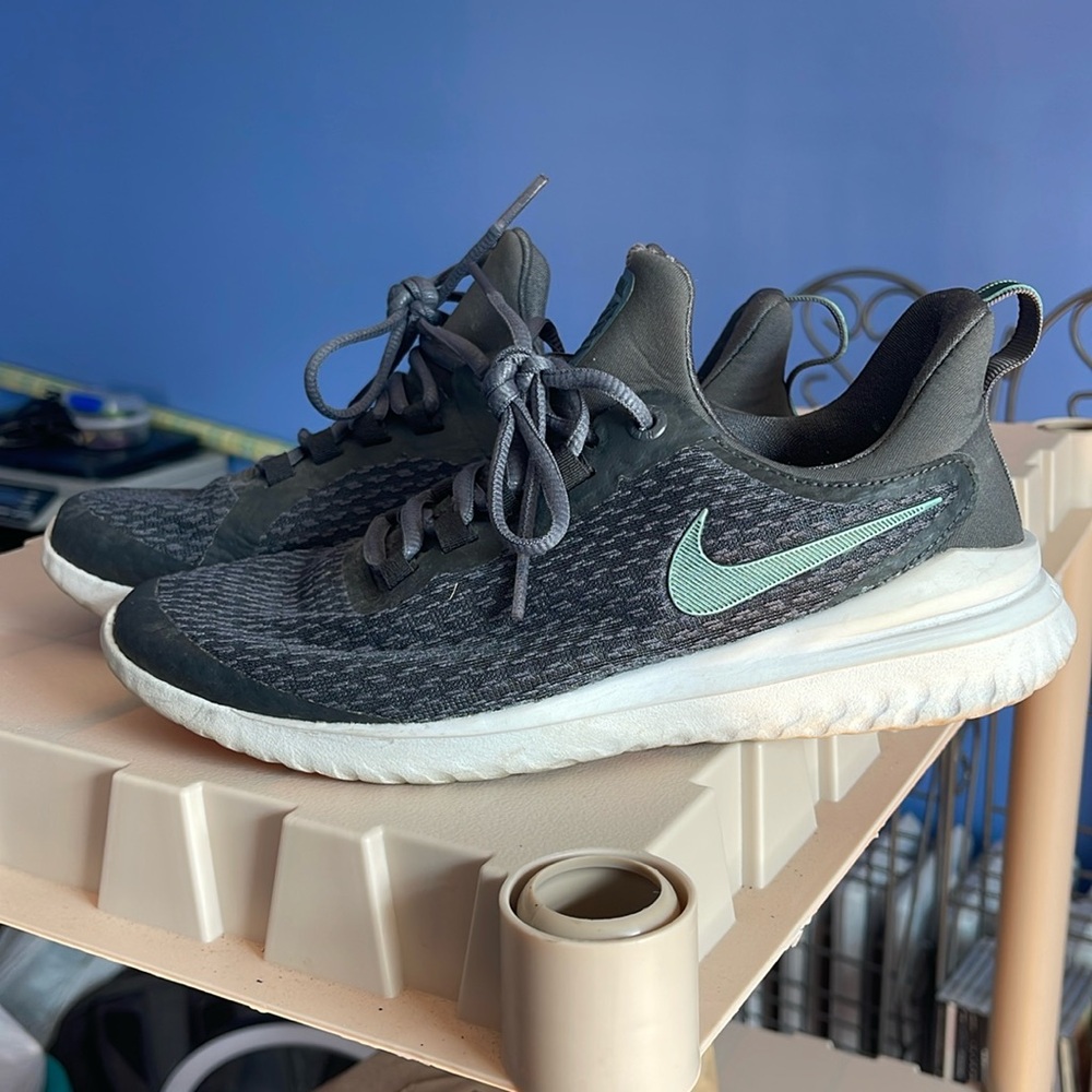 Women’s NIKE RENEW - Size 7!